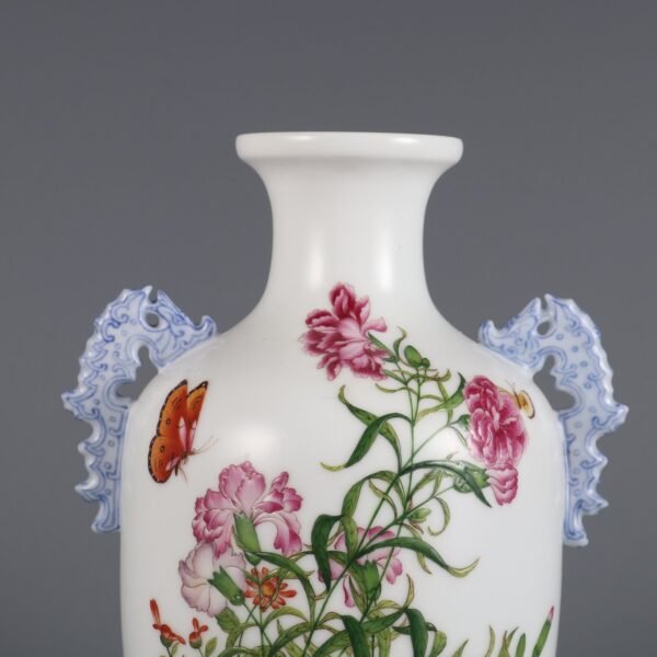 Qing Dynasty Qianlong period enameled butterfly love pattern double-handled vase - Image 5