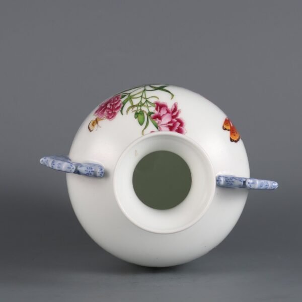 Qing Dynasty Qianlong period enameled butterfly love pattern double-handled vase - Image 8