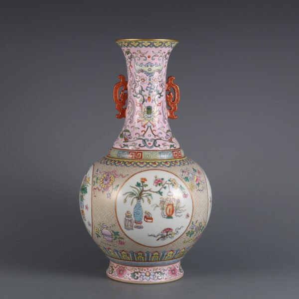 vase with a gilded made in the Qianlong period of the Qing Dynasty