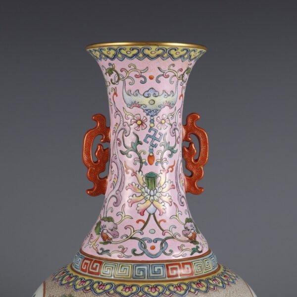 vase with a gilded made in the Qianlong period of the Qing Dynasty - Image 4