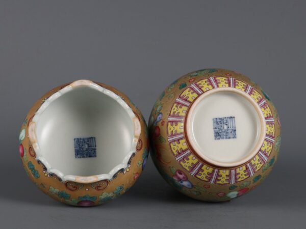 Qing Dynasty Qianlong Period Gold-ground Famille Rose Fortune and Luck Patterned Gourd Vase - Image 9