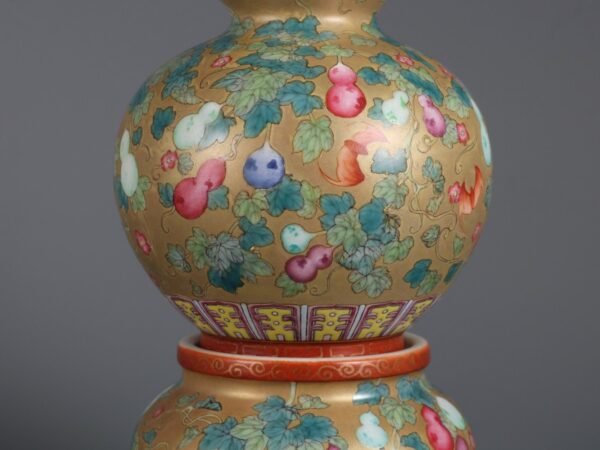 Qing Dynasty Qianlong Period Gold-ground Famille Rose Fortune and Luck Patterned Gourd Vase - Image 4