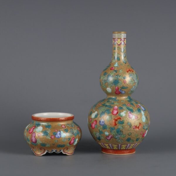 Qing Dynasty Qianlong Period Gold-ground Famille Rose Fortune and Luck Patterned Gourd Vase - Image 2