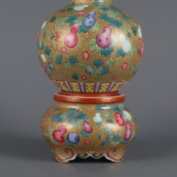 Qing Dynasty Qianlong Period Gold-ground Famille Rose Fortune and Luck Patterned Gourd Vase - Image 6