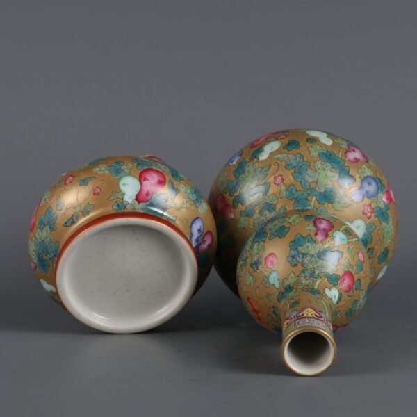 Qing Dynasty Qianlong Period Gold-ground Famille Rose Fortune and Luck Patterned Gourd Vase - Image 7
