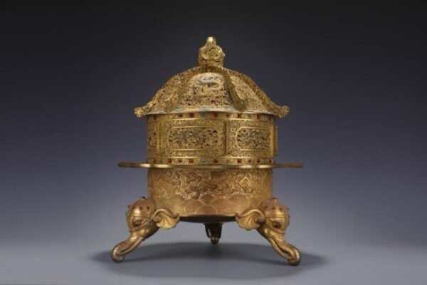 Qing Dynasty, finely cast copper body, gilded elephant foot tripod incense burner - Image 2