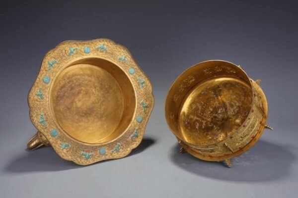 Qing Dynasty, finely cast copper body, gilded elephant foot tripod incense burner - Image 4