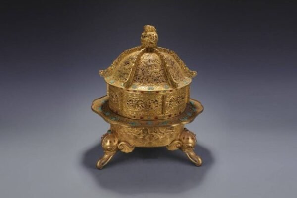 Qing Dynasty, finely cast copper body, gilded elephant foot tripod incense burner - Image 5