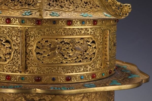 Qing Dynasty, finely cast copper body, gilded elephant foot tripod incense burner - Image 9
