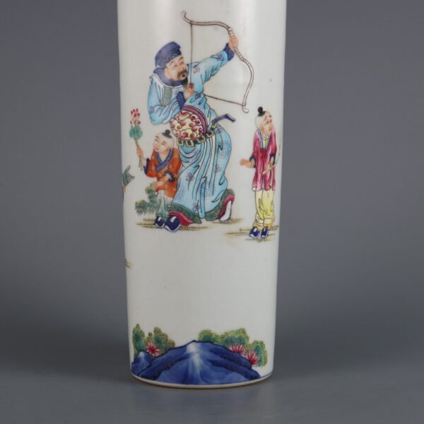 Qing Dynasty Yongzheng period blue and white painted bow-shaped image leg vase