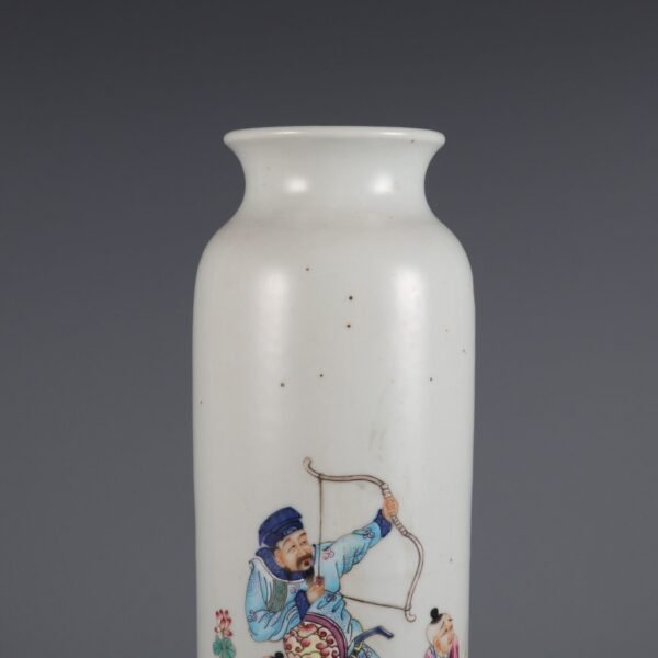 Qing Dynasty Yongzheng period blue and white painted bow-shaped image leg vase - Image 2