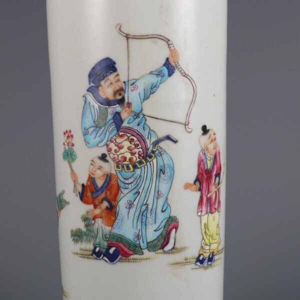 Qing Dynasty Yongzheng period blue and white painted bow-shaped image leg vase - Image 3