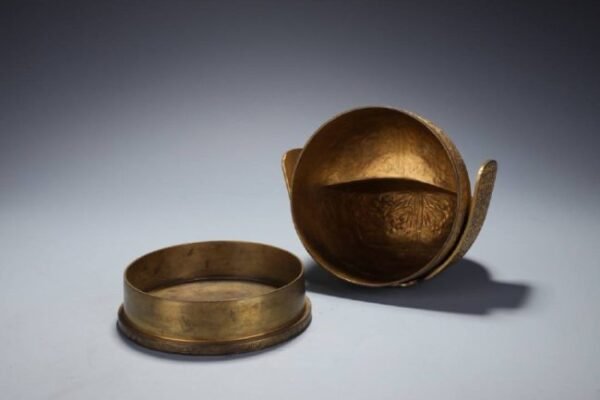 Qing Dynasty, hammered copper, gilded, official hat ornament with interesting lotus pond - Image 3