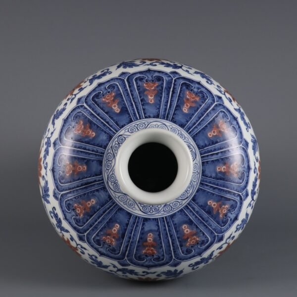 vaseblue and white underglaze red lotus pattern made in the Qianlong period of the Qing Dynasty - Image 7