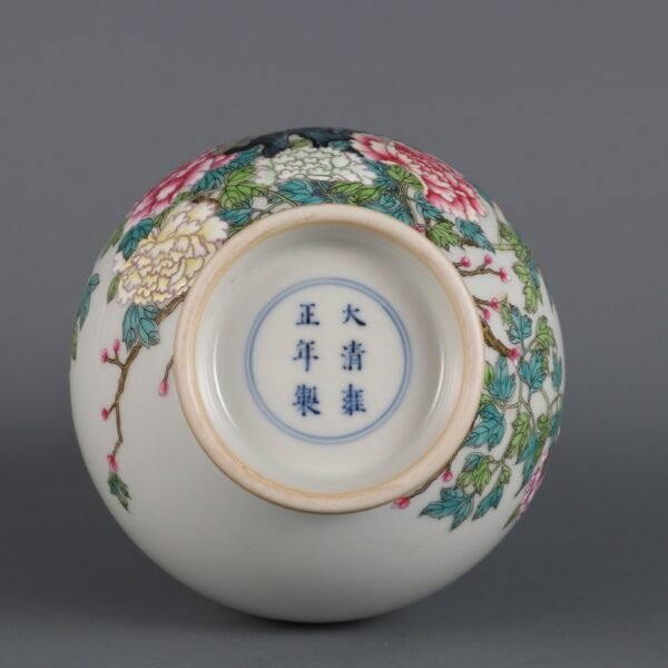 peony-patterned vases made in the Yongzheng period of the Qing Dynasty - Image 8