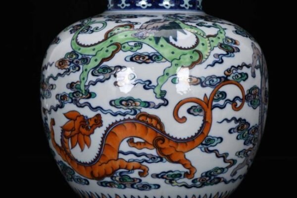 Qing Dynasty Qianlong period, blue and white doucai nine-dragon gourd bottle - Image 4