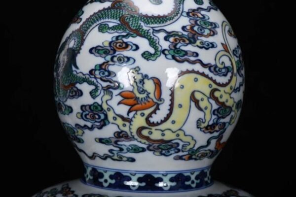 Qing Dynasty Qianlong period, blue and white doucai nine-dragon gourd bottle - Image 5