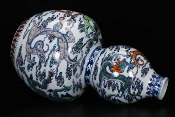 Qing Dynasty Qianlong period, blue and white doucai nine-dragon gourd bottle - Image 2