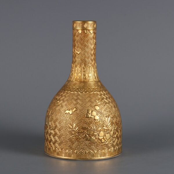 Qing Dynasty Qianlong Period Gold Carved Three-Dollar Pattern Rattle Bell Zun - Image 3