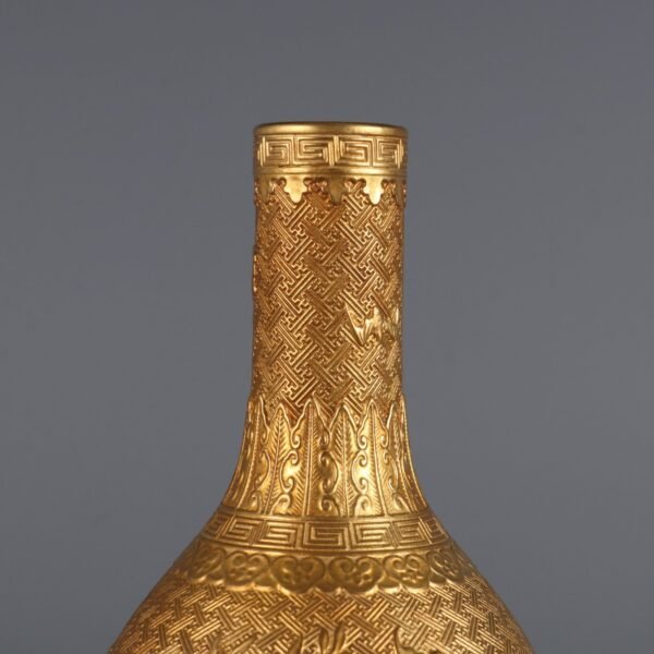 Qing Dynasty Qianlong Period Gold Carved Three-Dollar Pattern Rattle Bell Zun - Image 4
