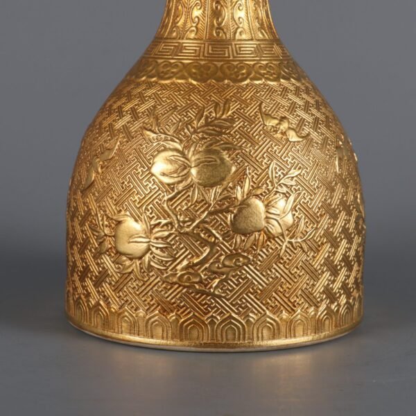 Qing Dynasty Qianlong Period Gold Carved Three-Dollar Pattern Rattle Bell Zun - Image 6
