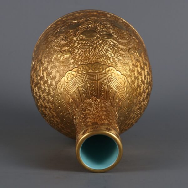 Qing Dynasty Qianlong Period Gold Carved Three-Dollar Pattern Rattle Bell Zun - Image 7