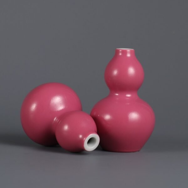 A pair of rouge-red glaze gourd snuff bottles made in the Qianlong period of the Qing Dynasty - Image 2