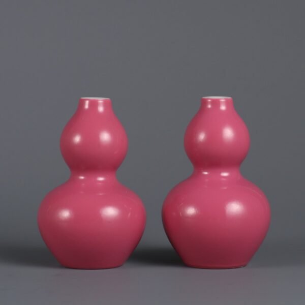A pair of rouge-red glaze gourd snuff bottles made in the Qianlong period of the Qing Dynasty