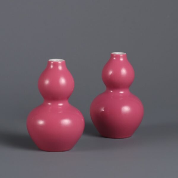 A pair of rouge-red glaze gourd snuff bottles made in the Qianlong period of the Qing Dynasty - Image 5