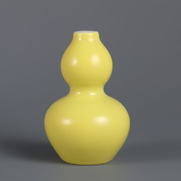 A pair of lemon yellow glaze gourd snuff bottles made in the Qianlong period of the Qing Dynasty - Image 3