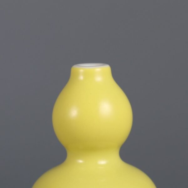 A pair of lemon yellow glaze gourd snuff bottles made in the Qianlong period of the Qing Dynasty - Image 4