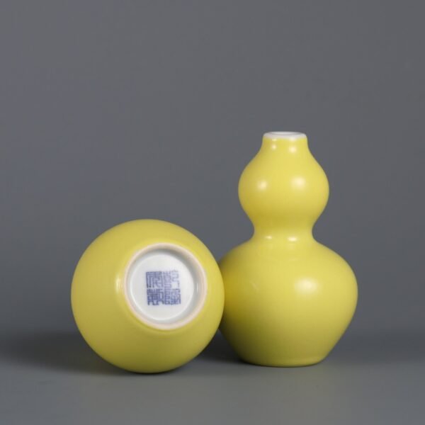A pair of lemon yellow glaze gourd snuff bottles made in the Qianlong period of the Qing Dynasty - Image 2