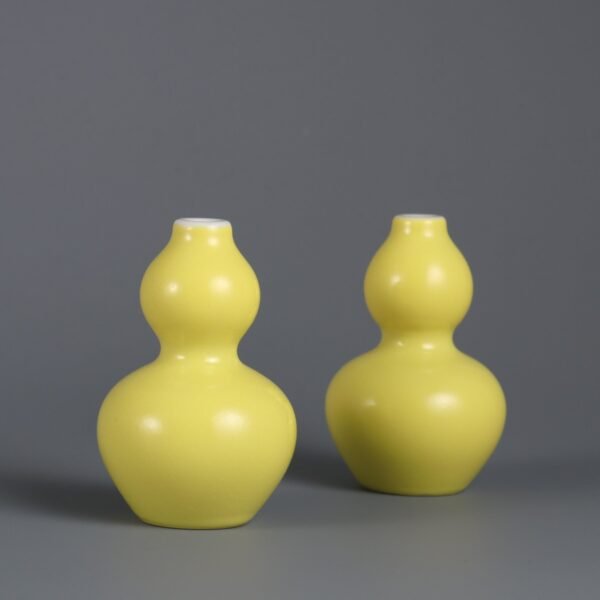 A pair of lemon yellow glaze gourd snuff bottles made in the Qianlong period of the Qing Dynasty - Image 5