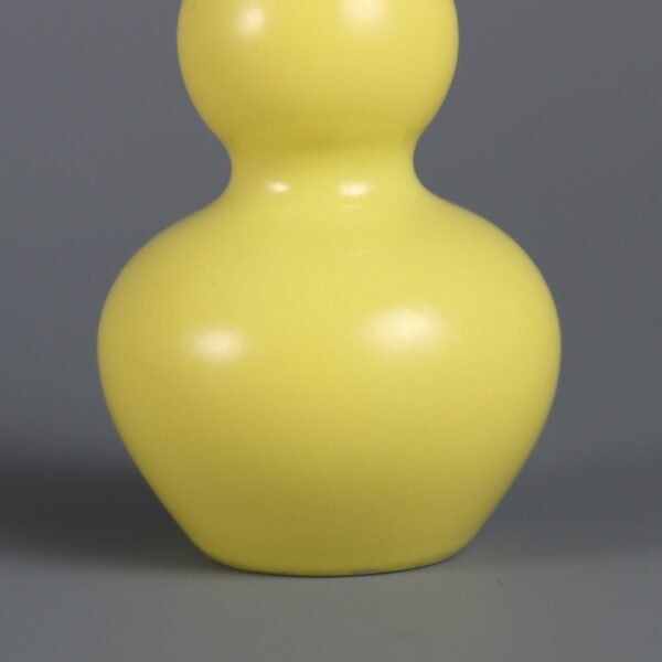 A pair of lemon yellow glaze gourd snuff bottles made in the Qianlong period of the Qing Dynasty - Image 6