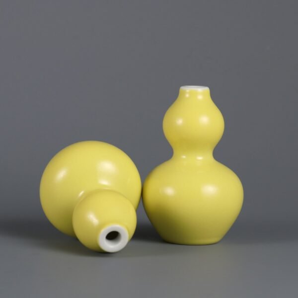 A pair of lemon yellow glaze gourd snuff bottles made in the Qianlong period of the Qing Dynasty - Image 8