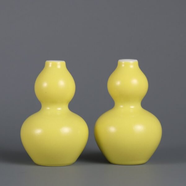 A pair of lemon yellow glaze gourd snuff bottles made in the Qianlong period of the Qing Dynasty