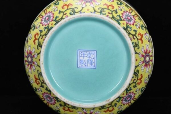 Qing Dynasty, Qianlong period, enameled yellow ground lady's poetry winter melon vase - Image 7