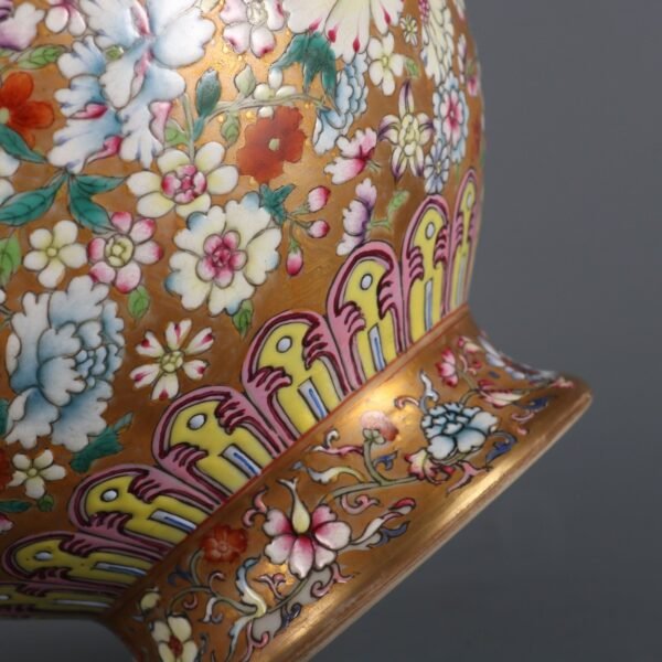 Qing Dynasty Qianlong Period Gold Ground Famille Rose Open Window Landscape Figures Blessing Ear - Image 7