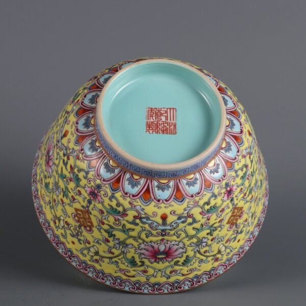 Yellow-ground enamel passionflower-patterned bowl, made in the Qianlong period of the Qing Dynasty - Image 9