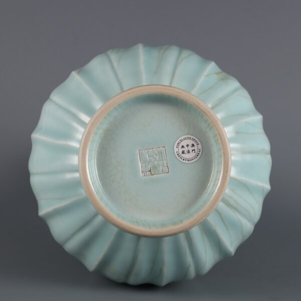 Qing Dynasty Qianlong period bean green glaze melon and rhombus double handle garlic vase - Image 9