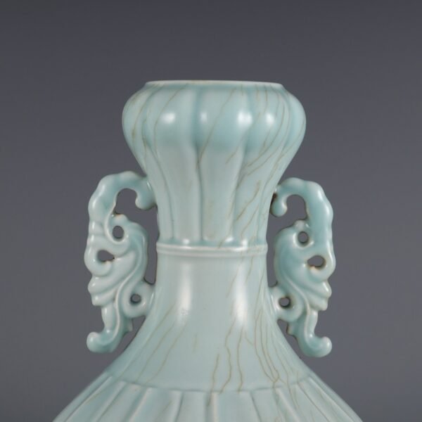 Qing Dynasty Qianlong period bean green glaze melon and rhombus double handle garlic vase - Image 3