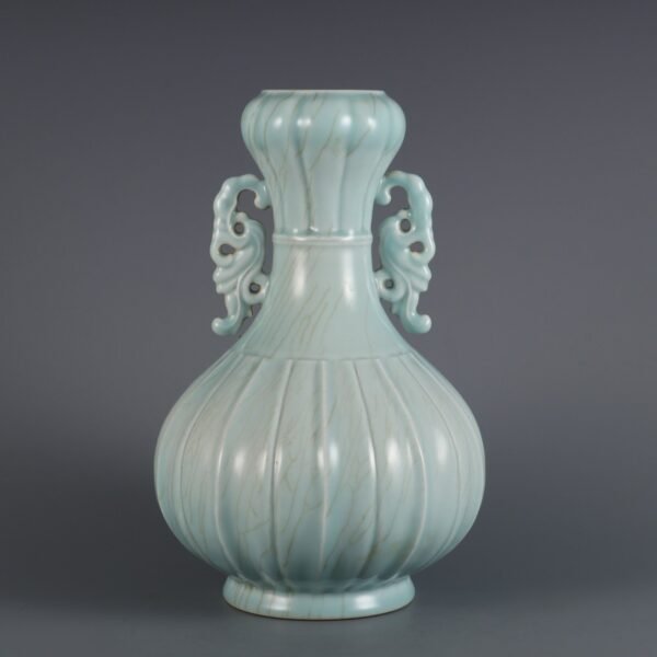 Qing Dynasty Qianlong period bean green glaze melon and rhombus double handle garlic vase - Image 2
