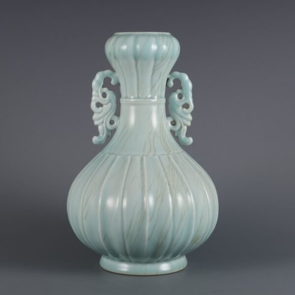 Qing Dynasty Qianlong period bean green glaze melon and rhombus double handle garlic vase