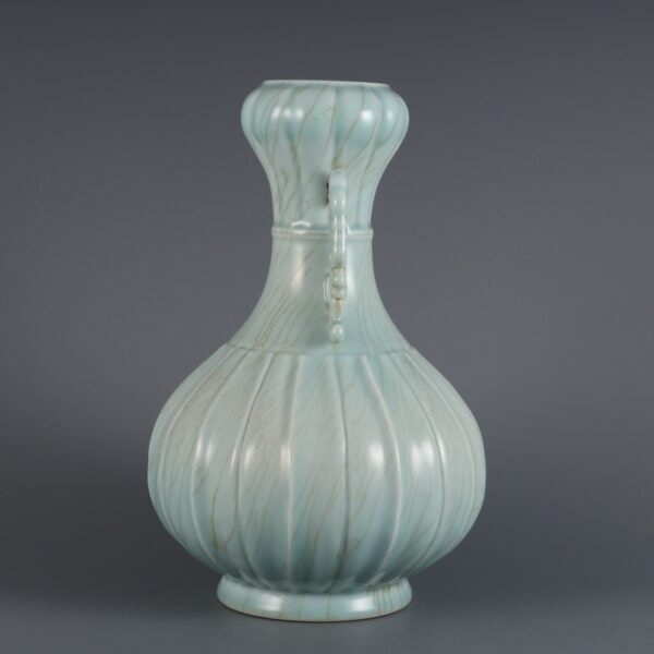 Qing Dynasty Qianlong period bean green glaze melon and rhombus double handle garlic vase - Image 5