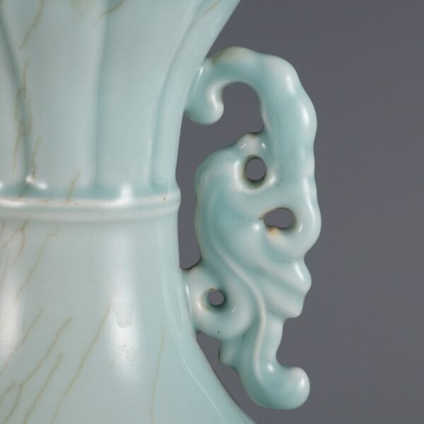 Qing Dynasty Qianlong period bean green glaze melon and rhombus double handle garlic vase - Image 6