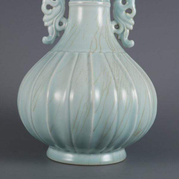 Qing Dynasty Qianlong period bean green glaze melon and rhombus double handle garlic vase - Image 7
