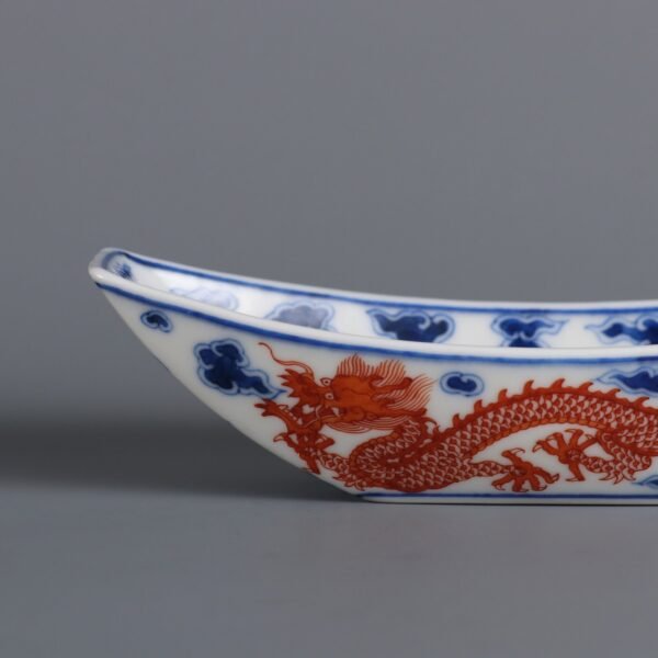Qing Dynasty Yongzheng Period Blue and white with alum red color cloud dragon pattern tea boat - Image 4