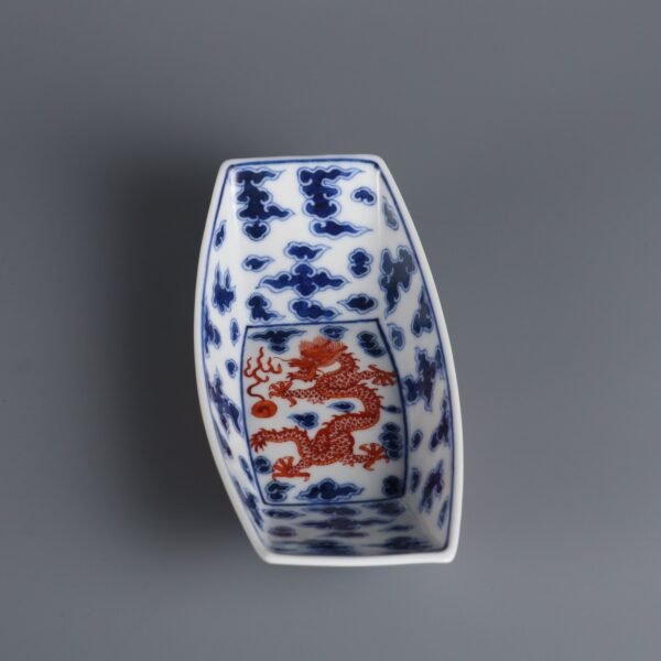Qing Dynasty Yongzheng Period Blue and white with alum red color cloud dragon pattern tea boat - Image 5