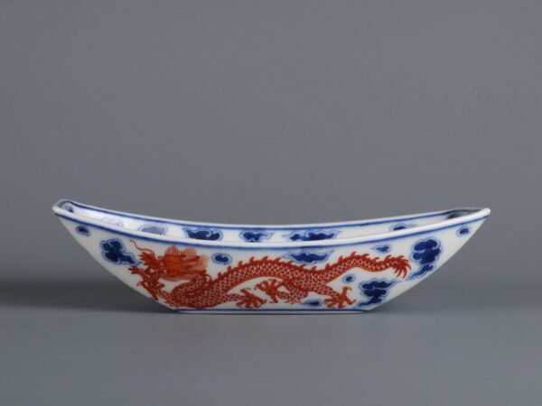 Qing Dynasty Yongzheng Period Blue and white with alum red color cloud dragon pattern tea boat