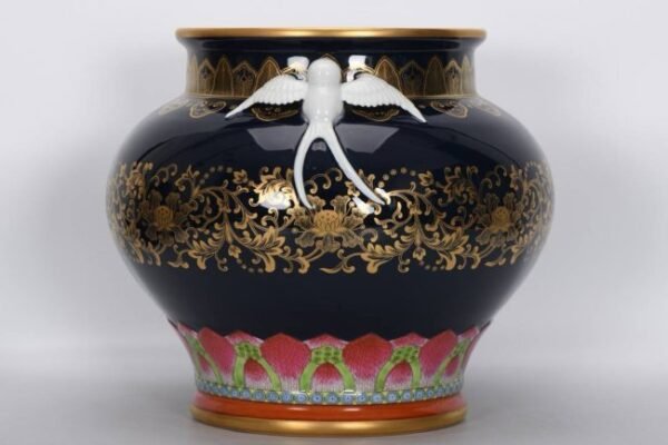 Qing Dynasty, Qianlong period, enameled blue and gold-painted double-handled swallow jar - Image 2